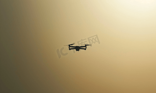 天空中飞行的小型无人机的轮廓