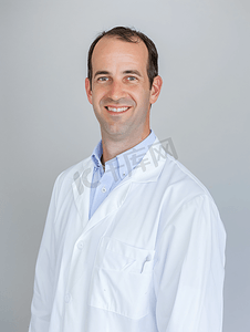 医疗保健 职业医学微笑的男医生穿着白大褂白色背景