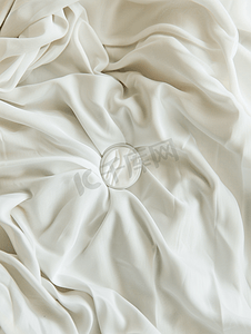 织物背景上白色空白洗衣护理服装标签