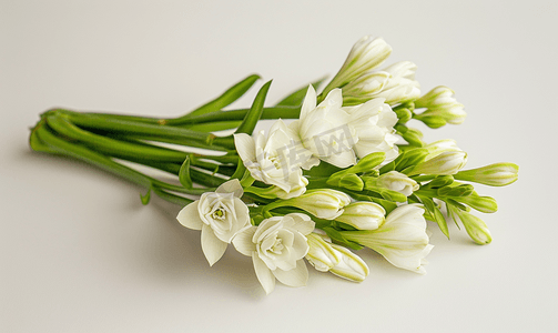 一束鲜花和白色晚香玉花蕾准备上市