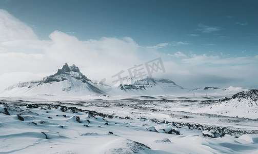 积雪融化摄影照片_冰岛南部火山积雪景观