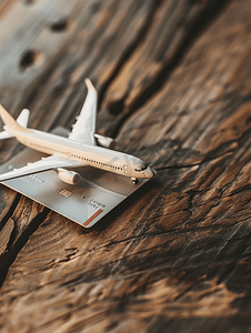 木桌上的信用卡和飞机模型
