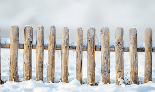 木栅栏齿状物雪中物品