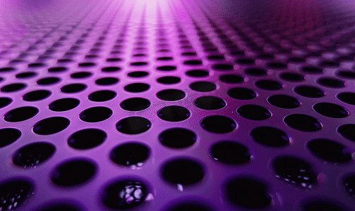 紫色背景上带孔的黑色金属电脑机箱面板网格摘要特写