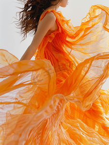 蒸汽波风格渐变摄影照片_橙色螺旋扎染染色面料连衣裙