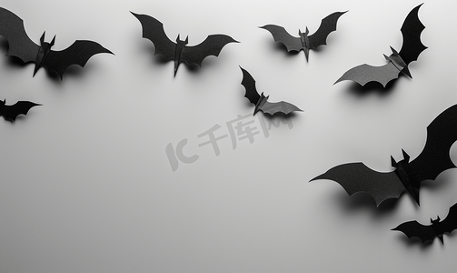 黑色剪影元素摄影照片_灰色背景上的万圣节概念黑纸蝙蝠复制空间