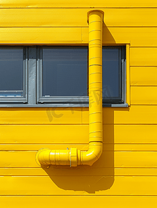 工厂门面摄影照片_住宅楼墙前的黄色煤气管