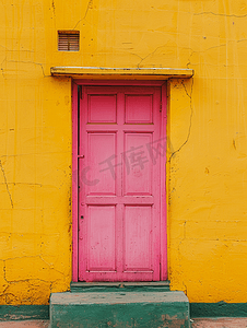 带粉色门和绿色楼梯的黄色墙壁的全画幅视图