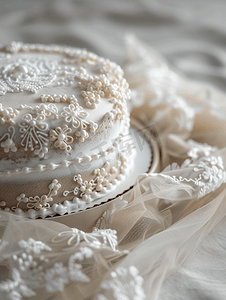 面包放在刺绣面包婚礼蛋糕上特写在浅色背景中