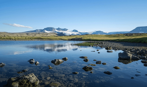 冰岛风景秀丽的冰川湖的宁静景色
