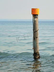 海中带浮标的木桩