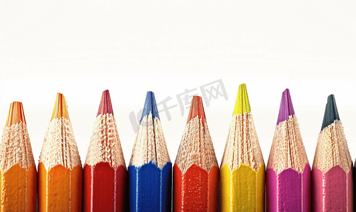 设计学院摄影照片_彩色铅笔在行组中孤立在白色