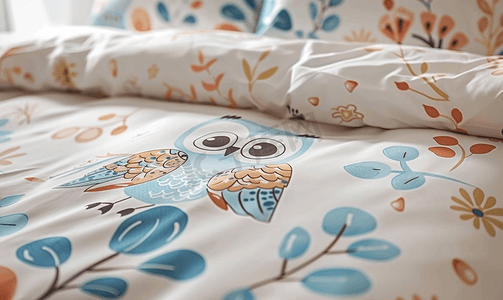 床单上有一只卡通猫头鹰的图案非常可爱。