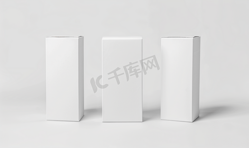 白色背景上隔离的样机白色高形状产品包装盒套装