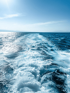 纹理波浪海浪摄影照片_阳光明媚的日子里从渡船上俯瞰海浪