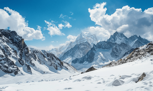 崎岖的山地景观与雪和冰川