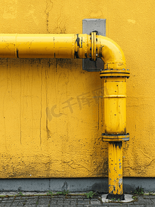 住宅楼墙前的黄色煤气管