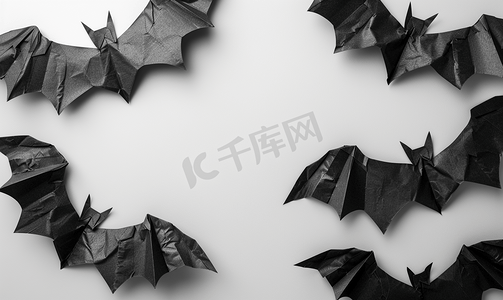 装修设计元素摄影照片_灰色背景上的万圣节概念黑纸蝙蝠复制空间