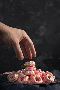 甜品促销宣传海报摄影照片_甜甜圈美食暗调海报