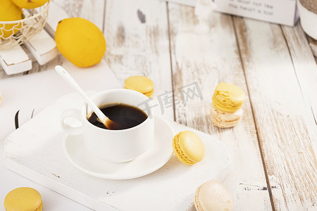 下午茶糕点摄影照片_马卡龙甜品甜点与一杯咖啡