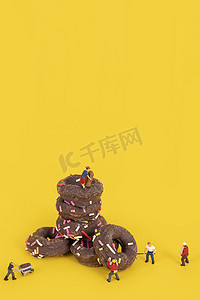 甜甜圈甜品零食创意黄色背景