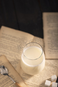 扁平饮品摄影照片_一杯牛奶暗调风格海报