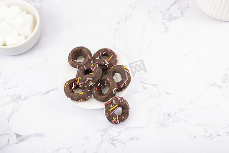 巧克力山丘摄影照片_巧克力甜甜圈大理石桌面背景