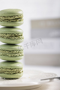 美味饼干摄影照片_绿色马卡龙美食甜点特写图片