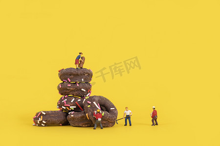 零食糕点摄影照片_巧克力甜甜圈零食甜品微缩创意图