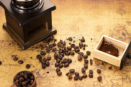 咖啡豆散落在旧地图上