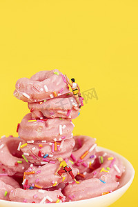美食糕点甜甜圈微缩创意图片