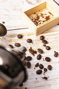 白木桌上的咖啡豆