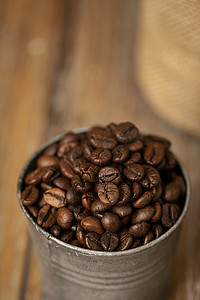 小制作摄影照片_小铁桶里的咖啡豆