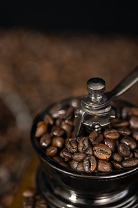 咖啡豆与手摇咖啡机