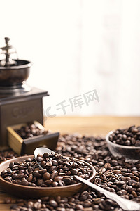 创意字体中文摄影照片_咖啡豆咖啡机亮调逆光背景