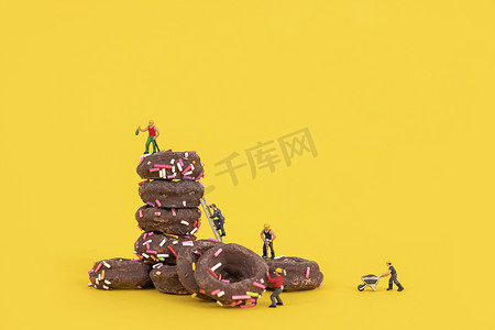 零食创意摄影照片_甜甜圈加工厂微缩创意图片