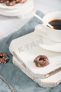 零食创意摄影照片_甜甜圈点心美食早餐创意图片