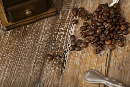 咖啡豆在木桌上