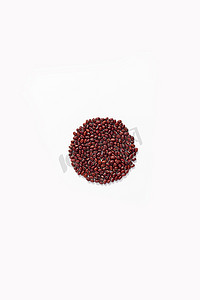 五谷种子摄影照片_红豆圆形造型白的背景