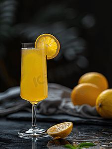 深色背景中玻璃杯中的橙色新鲜柠檬水