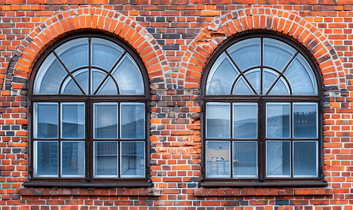 红砖墙上设有两扇拱形玻璃窗