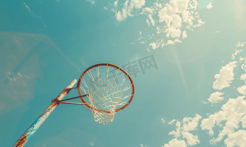篮球体育摄影照片_让比赛开始户外背景天空的篮球筐镜头