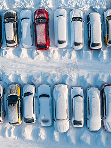 停车场上被雪覆盖的汽车的上方视图