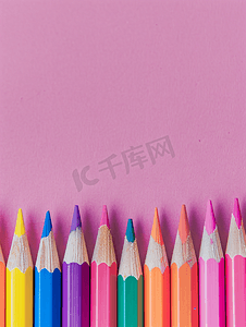 粉红色背景教育概念的彩色木铅笔
