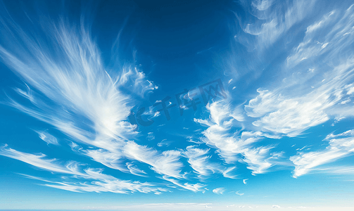 羽毛摄影照片_蓝色晴朗的天空与白色羽毛状云