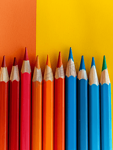 彩色背景上的一组彩色铅笔一组彩色木