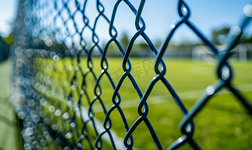 足球场周边围栏网的近距离视图