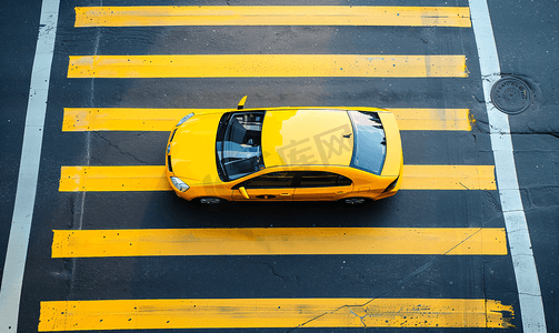 黄色人行横道和黄色汽车停在街上