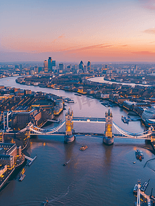 英国伦敦灯火通明的塔桥和天际线的鸟瞰图