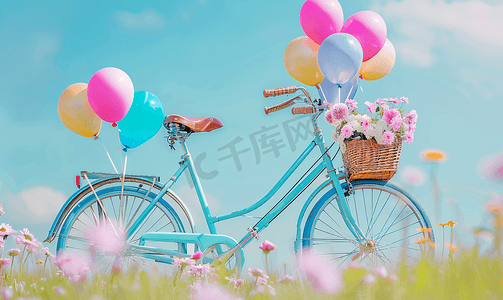 夏季自行车篮子里有气球和鲜花的老式自行车图片